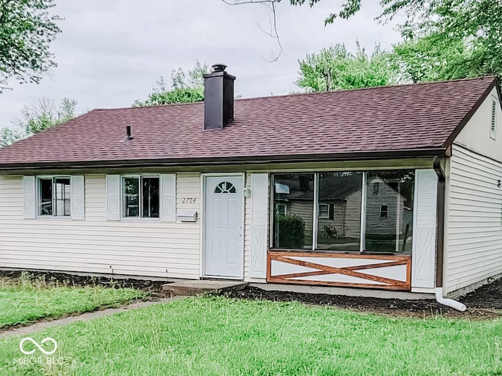 view of front of house featuring a front lawn