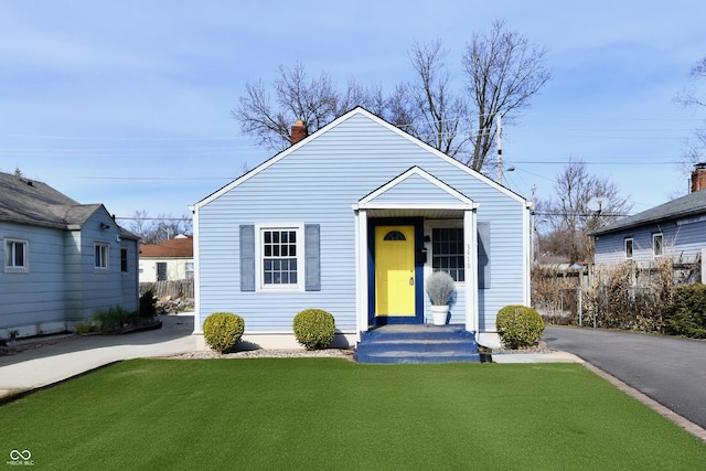 bungalow-style home featuring a front lawn