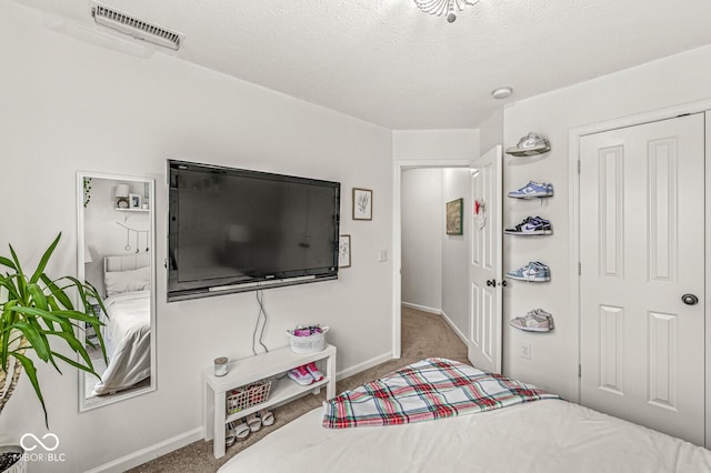 bedroom featuring carpet floors and a textured ceiling