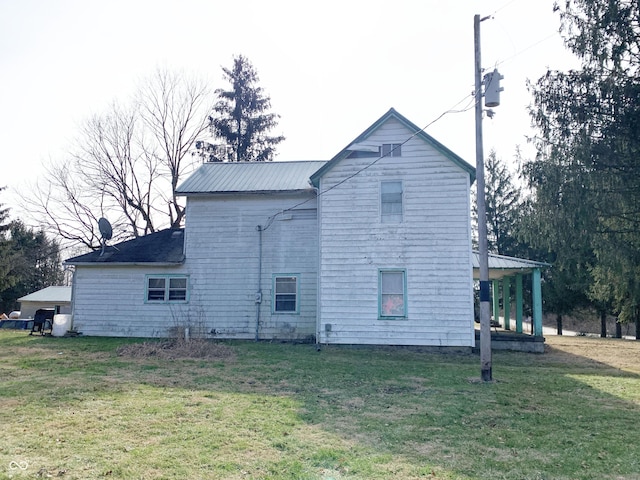 view of side of property featuring a yard