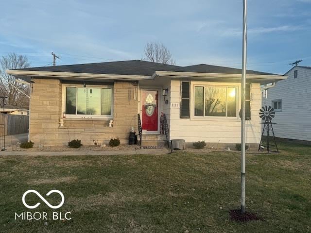 view of front of property featuring a front yard