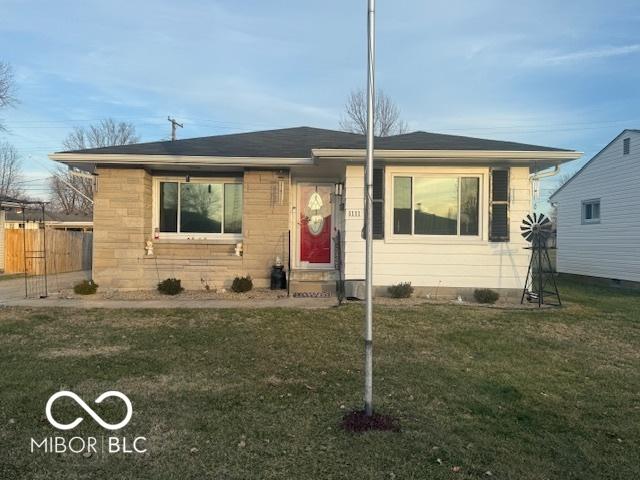 view of front of property featuring a front yard