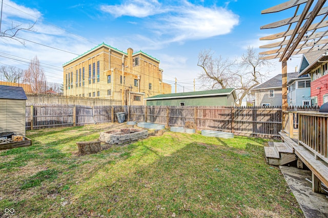 view of yard featuring a fire pit