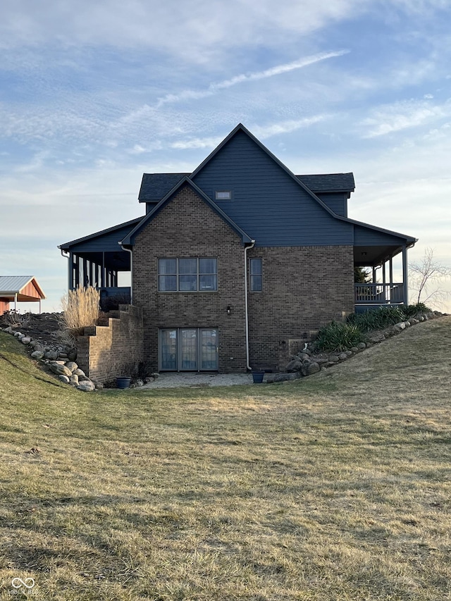 view of side of property featuring a yard