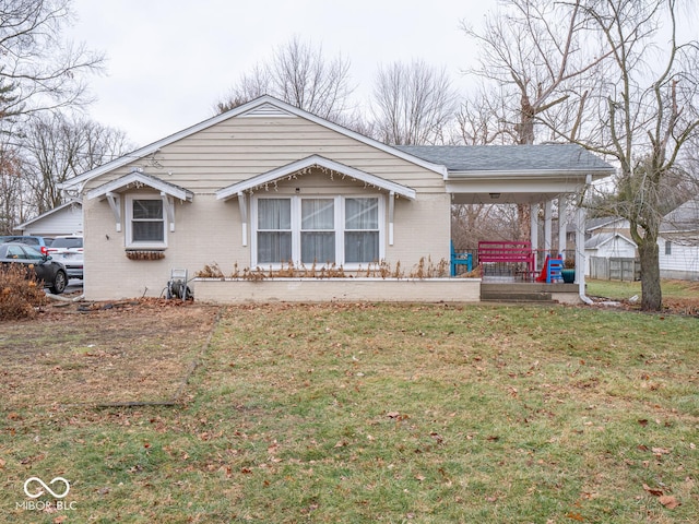 view of front of home featuring a front yard