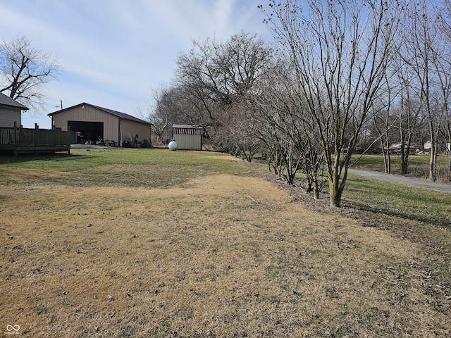 view of yard with a storage unit