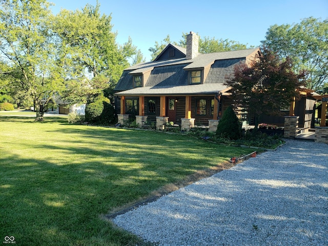 view of front of home with a gambrel roof, a front yard, roof with shingles, and a porch