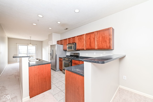 kitchen featuring sink, stainless steel appliances, a kitchen bar, decorative light fixtures, and kitchen peninsula