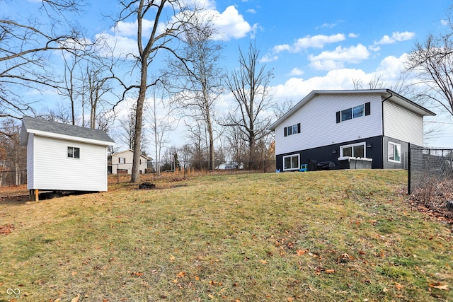 view of yard featuring an outbuilding