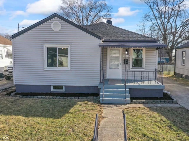 bungalow featuring a front yard