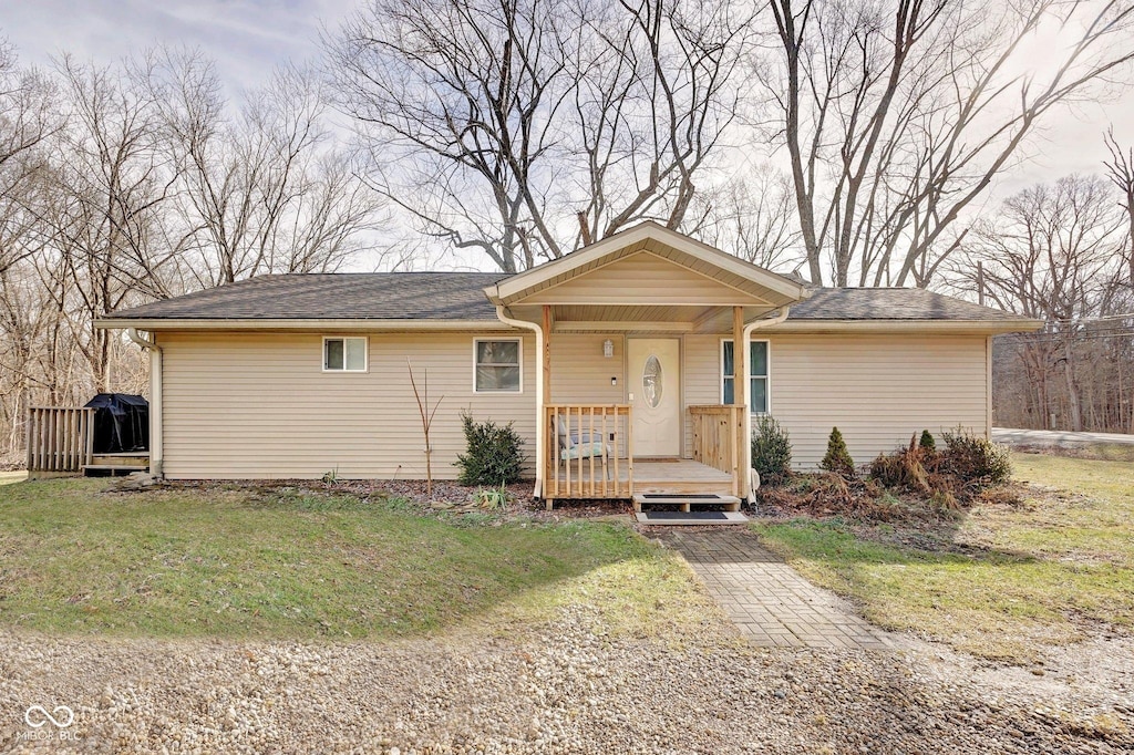 single story home featuring a front yard