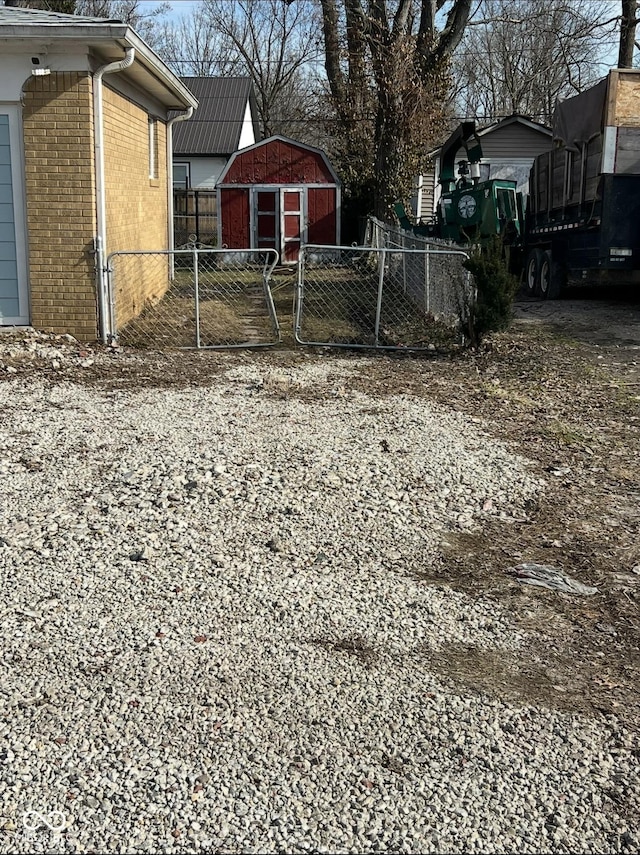 view of yard with a storage shed