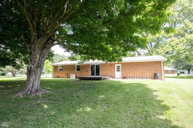 single story home featuring a front lawn