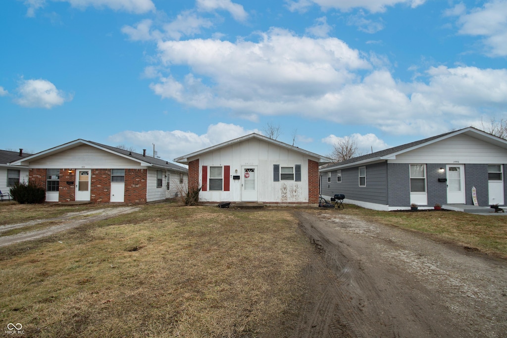 ranch-style house featuring a front lawn