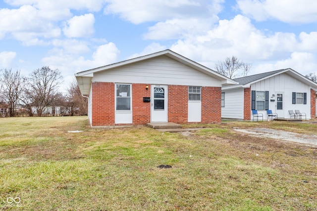 view of front of property featuring a front lawn