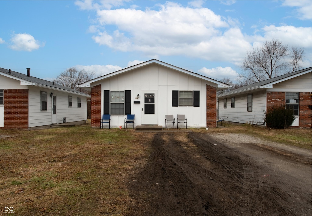 view of front facade with a front lawn