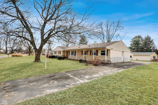 single story home featuring a front lawn