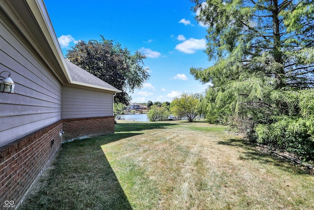 view of yard featuring a water view