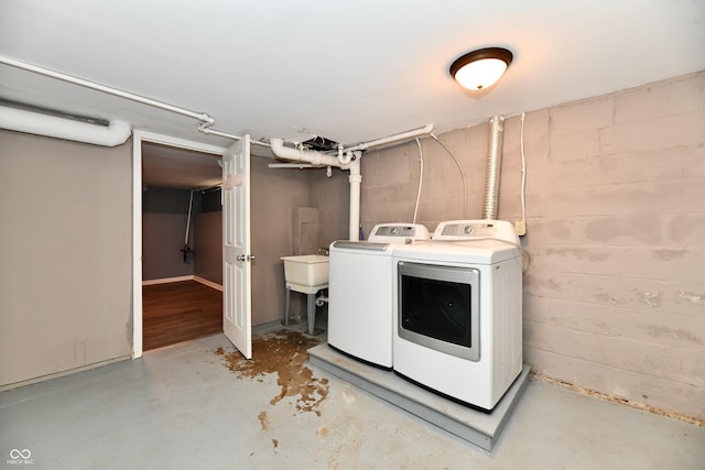 clothes washing area featuring sink and independent washer and dryer