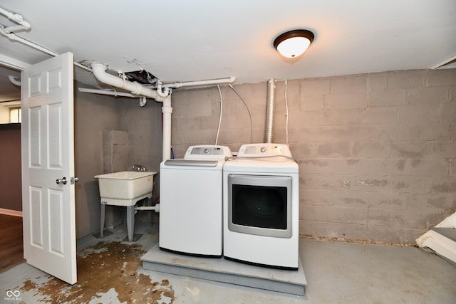 washroom featuring sink and washer and dryer