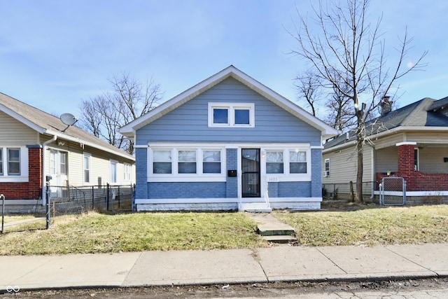 bungalow featuring a front lawn