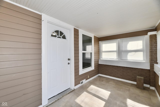 property entrance with covered porch