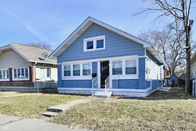 bungalow featuring a front lawn