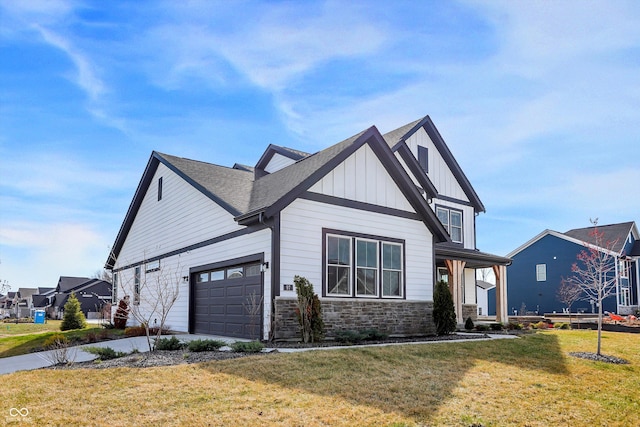 view of front of property with a front yard