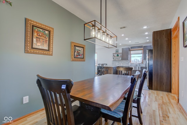 dining area featuring recessed lighting, light wood-style flooring, baseboards, and visible vents