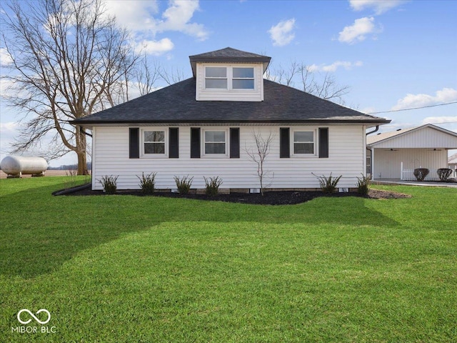 view of front of property featuring a front lawn