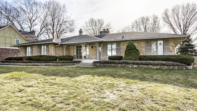 ranch-style home featuring a front lawn