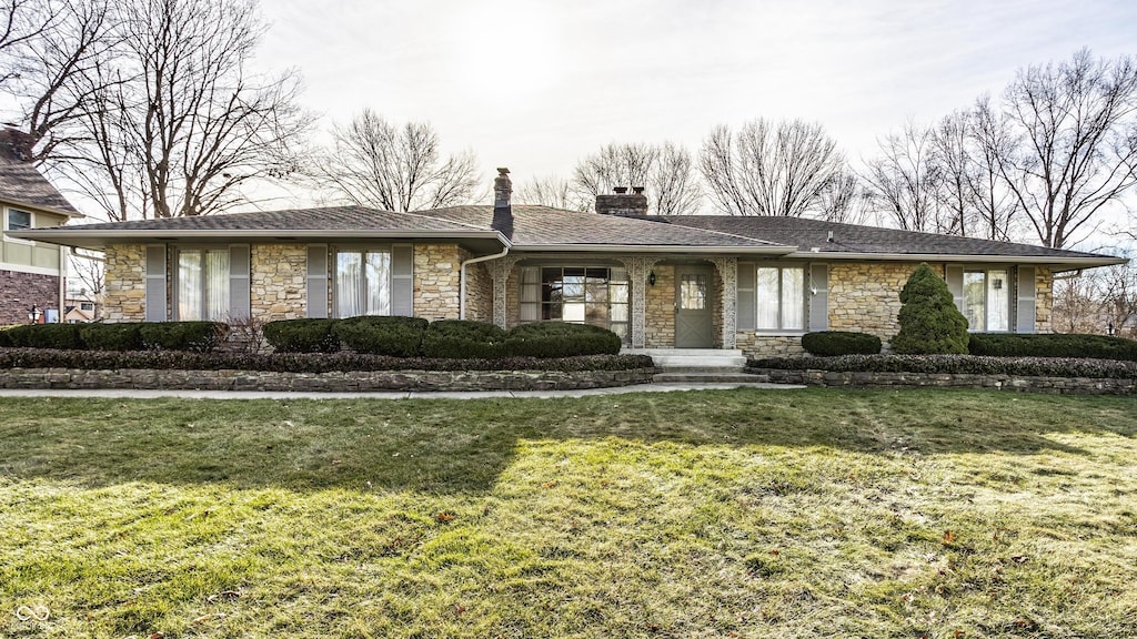 view of front facade featuring a front lawn