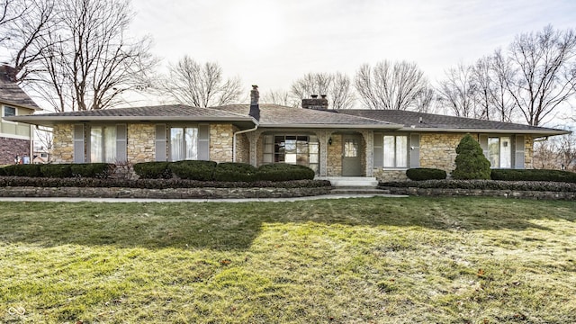 view of front facade featuring a front lawn