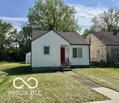 711 W 24th St, Anderson, IN 46016 - bungalow with a front yard