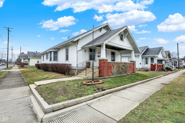 view of front facade featuring a front lawn