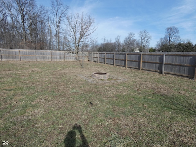 view of yard featuring a fire pit