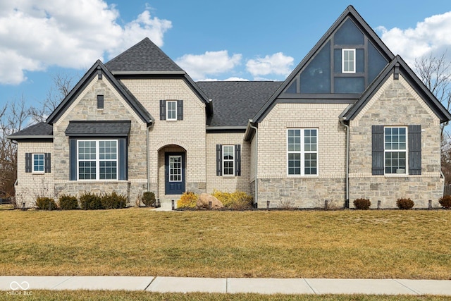 view of front of property featuring a front lawn