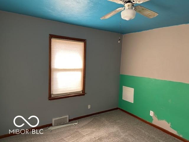 unfurnished room featuring carpet floors and ceiling fan