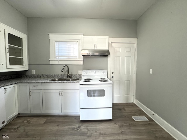 kitchen featuring white electric stove, under cabinet range hood, dark wood-style flooring, a sink, and visible vents