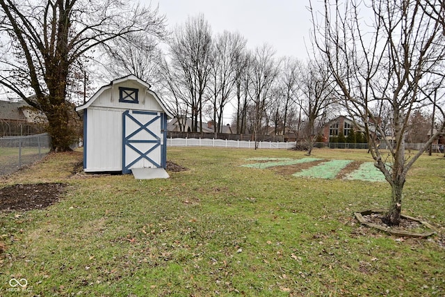 view of yard featuring a storage unit