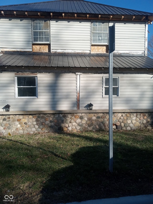 view of side of property featuring a lawn