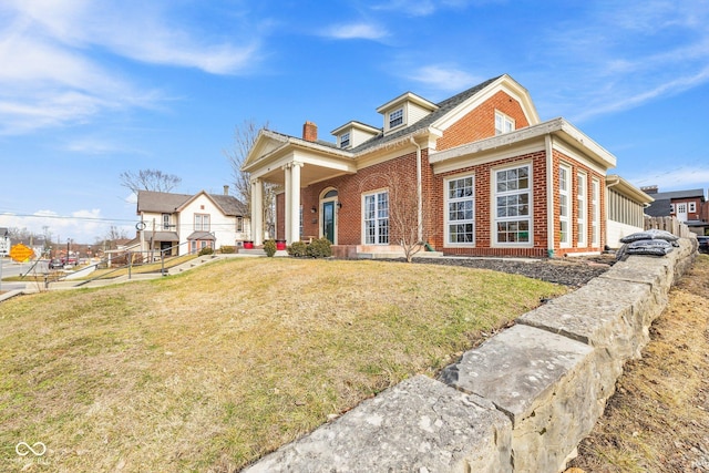 view of front of home featuring a front lawn