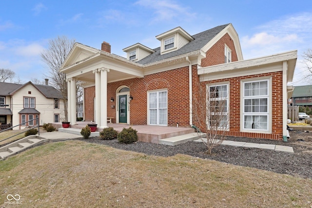 view of front of property with a front yard