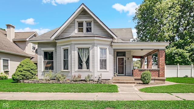 view of front of property featuring a front yard