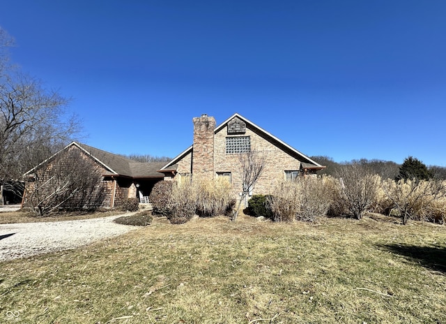 view of side of property featuring a lawn