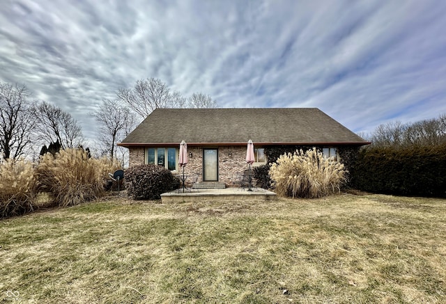 view of front of property with a front lawn