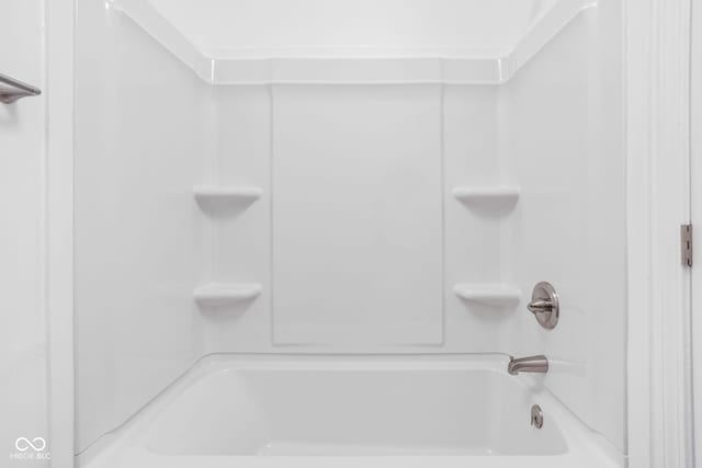 bathroom with tub / shower combination