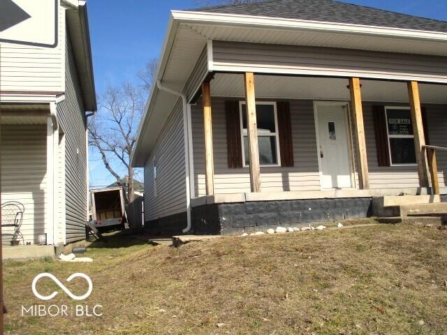 view of front facade with a front yard and a porch