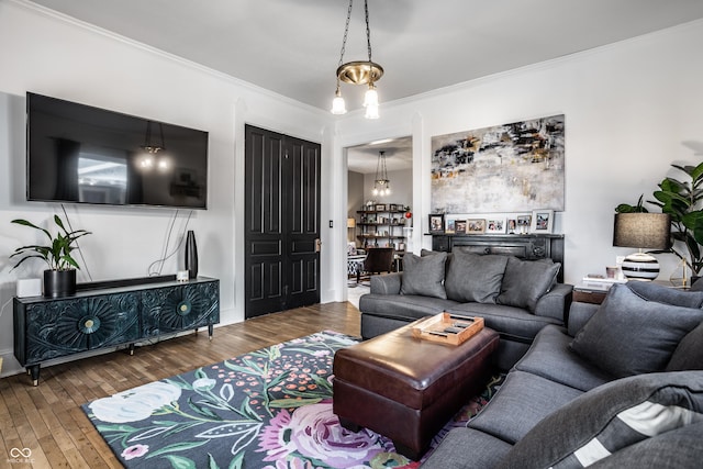 living room featuring hardwood / wood-style flooring and crown molding