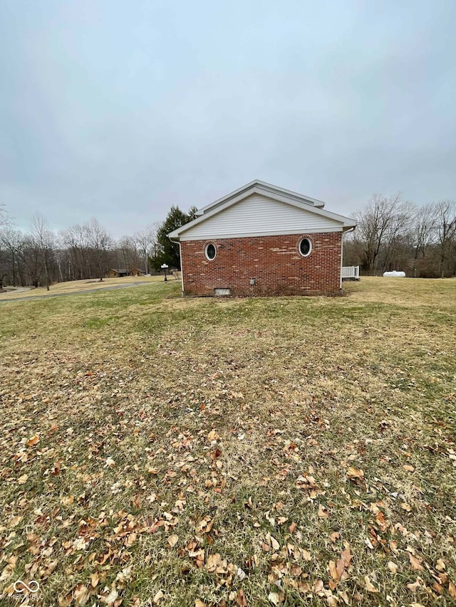 view of side of property featuring a yard